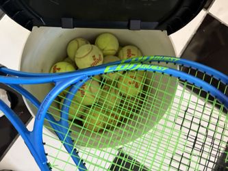 32 Tennis Yellow Balls & 2 Rackets