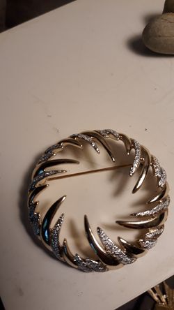 VINTAGE Signed Sarah Brooch