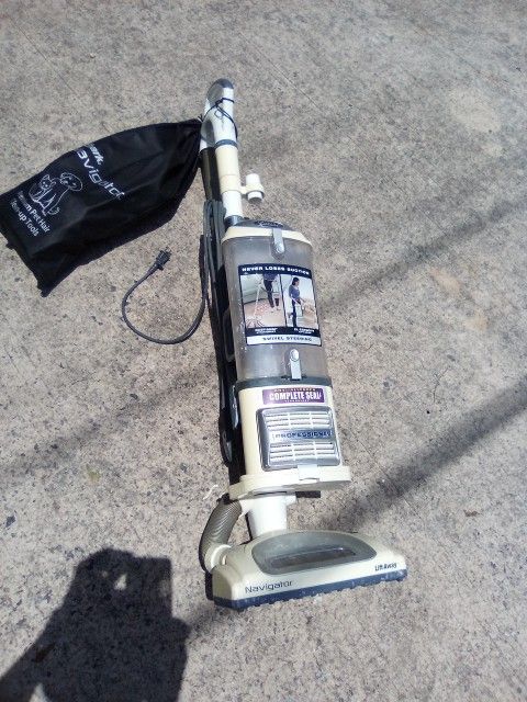 Shark Lift Away Vacuum+Attachments 30.00
