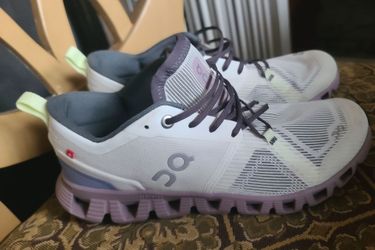 On Cloud X Running Sneakers ,womens size 8,like new