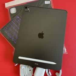Apple IPad Pro 13”  (M4 chip /OLED display/ 2024 Newest ) 256GB with keyboard, pen & Accessories (512GB $1090) 