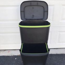Rubbermaid trashcan with recycling removable section