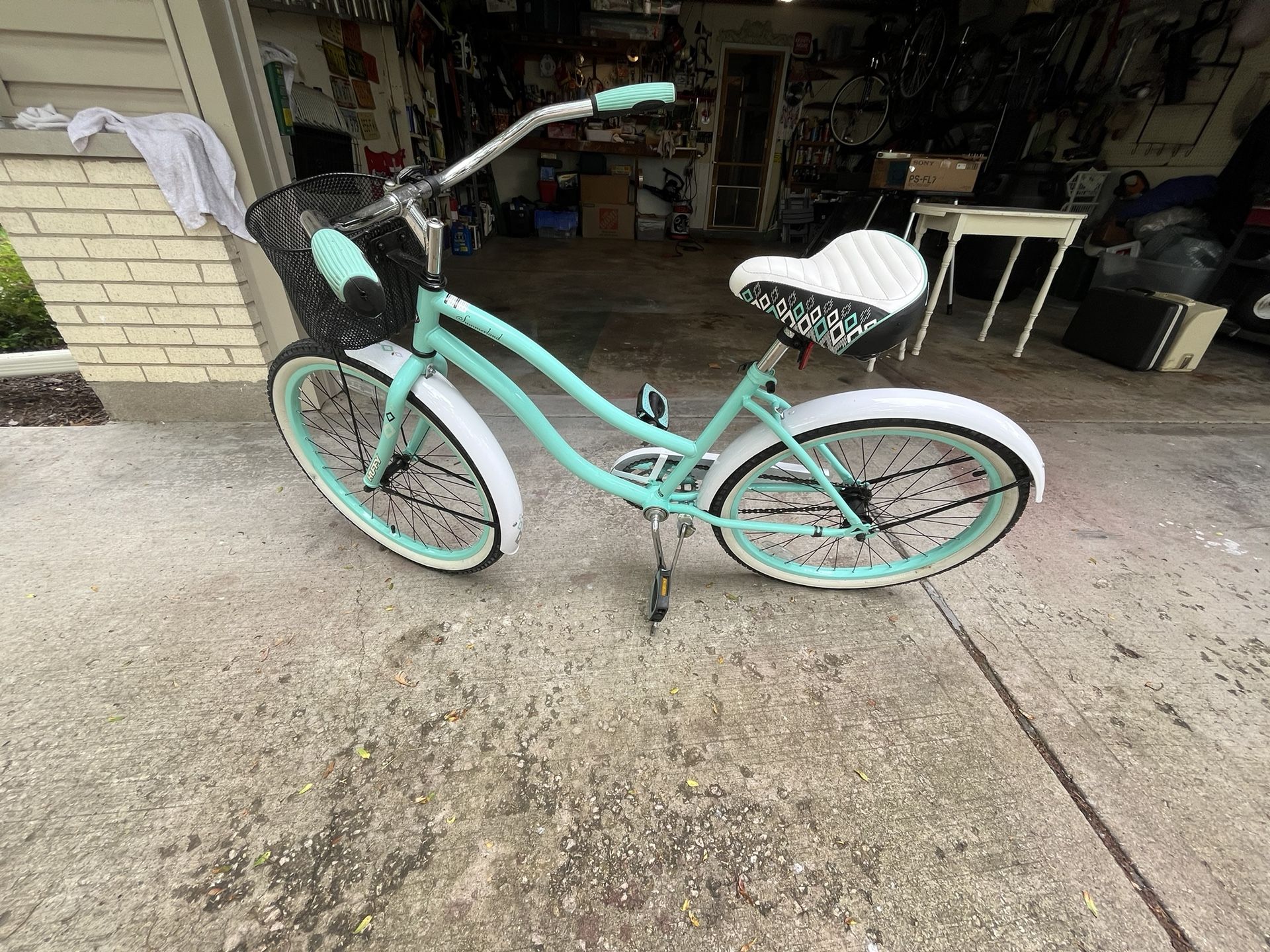 Women’s or youth huffy beach cruiser 16” frame 26” wheels used only a few times like new! Very comfortable seat beautiful white wall, tires, awesome