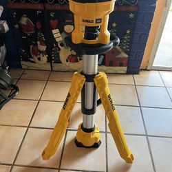 DEWALT 20V MAX 3000-Lumen Adjustable LED Tripod Light