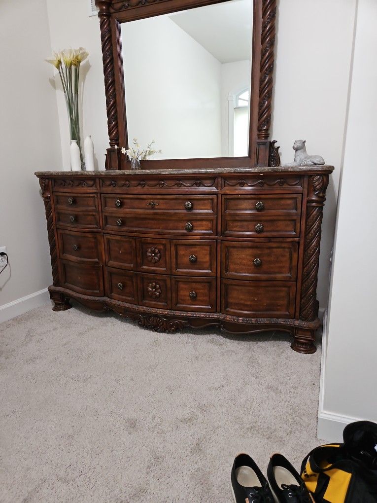 Dresser With Mirror