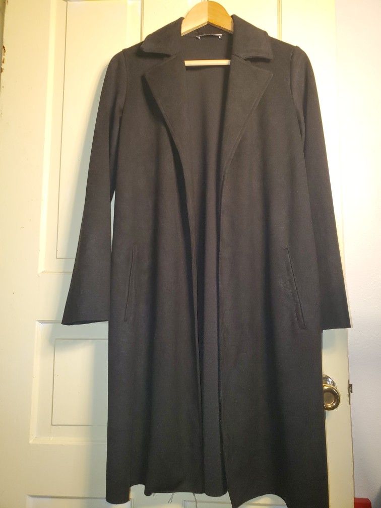 The Zara Basics Black Blazer for Women in size XS is a stylish and versatile dressy jacket suitable for both office and evening wear. Made of polyeste