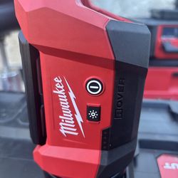 Milwaukee M12 Rover Multi-Directional Flood Light  + Milwaukee M12™ REDLITHIUM™ CP2.0 Battery+Milwaukee® M12™ and M18™ Rapid Charger