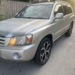 2005.  Toyota Highlander.   