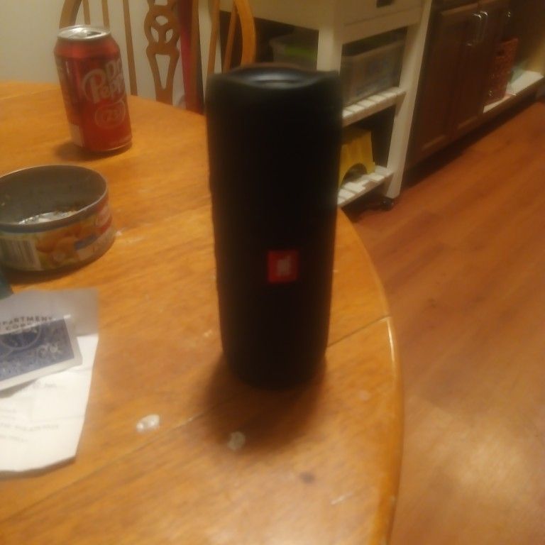 JBL Flip 5 Portable Speaker Used