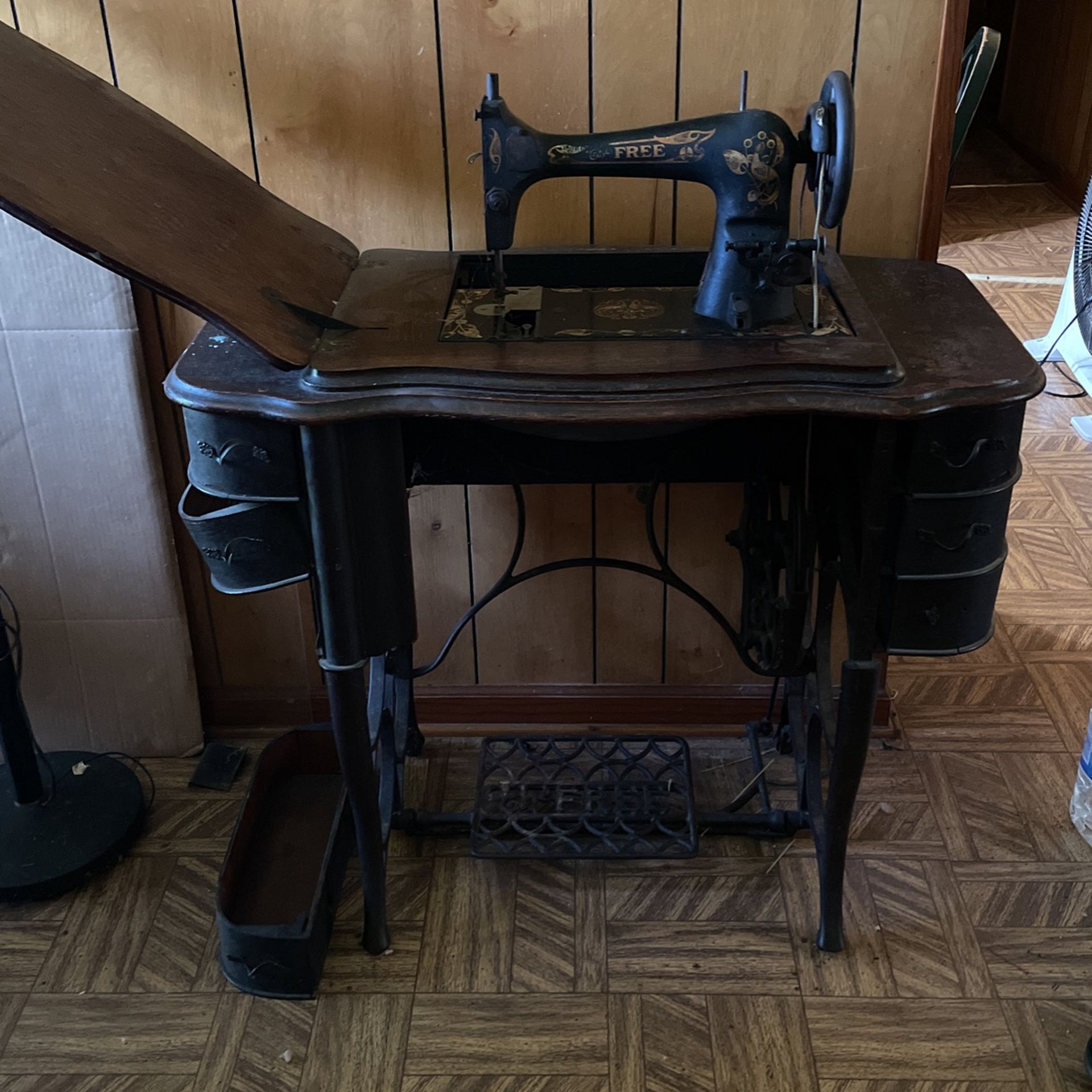 Antique Sewing Machine - Bulk/gold