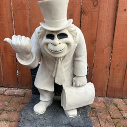 Disney Park Haunted mansion Hitchhiking Ghost Phineas 