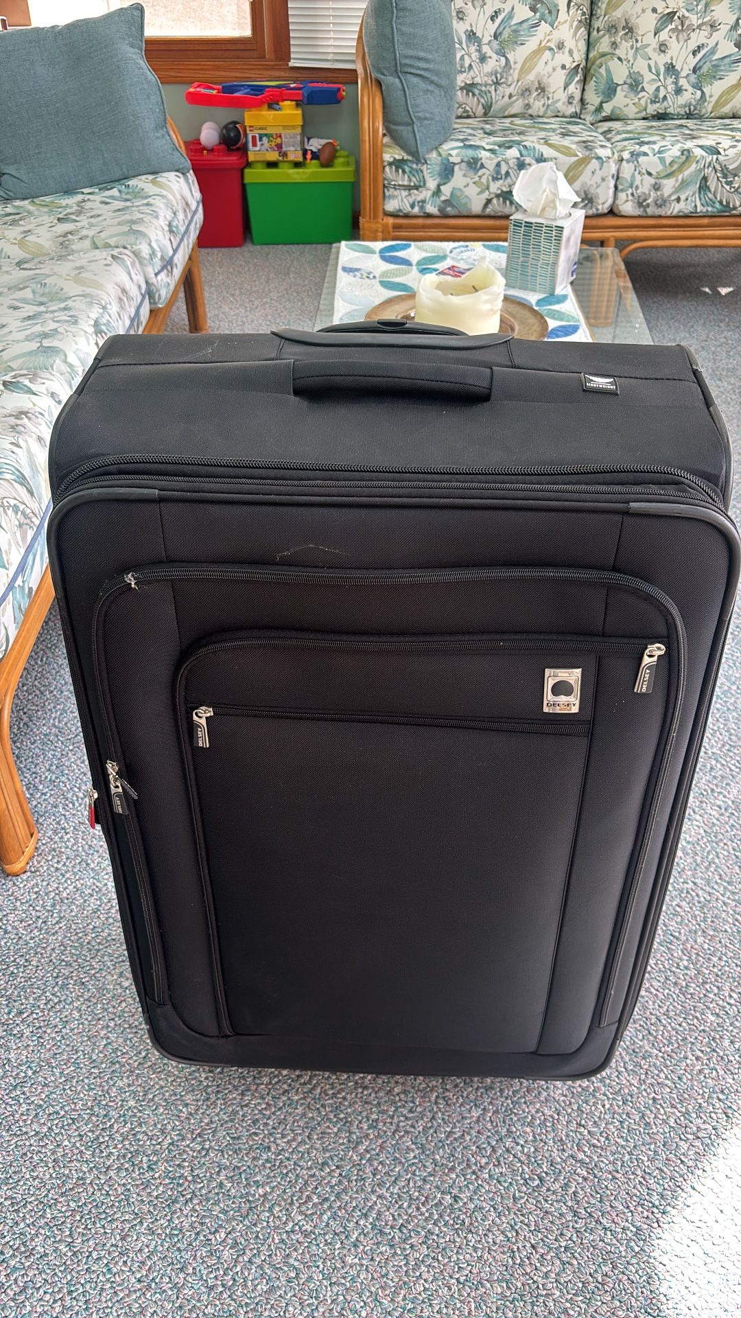 Delsey Paris extra large spinner suitcase