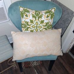 2 Throw Pillows