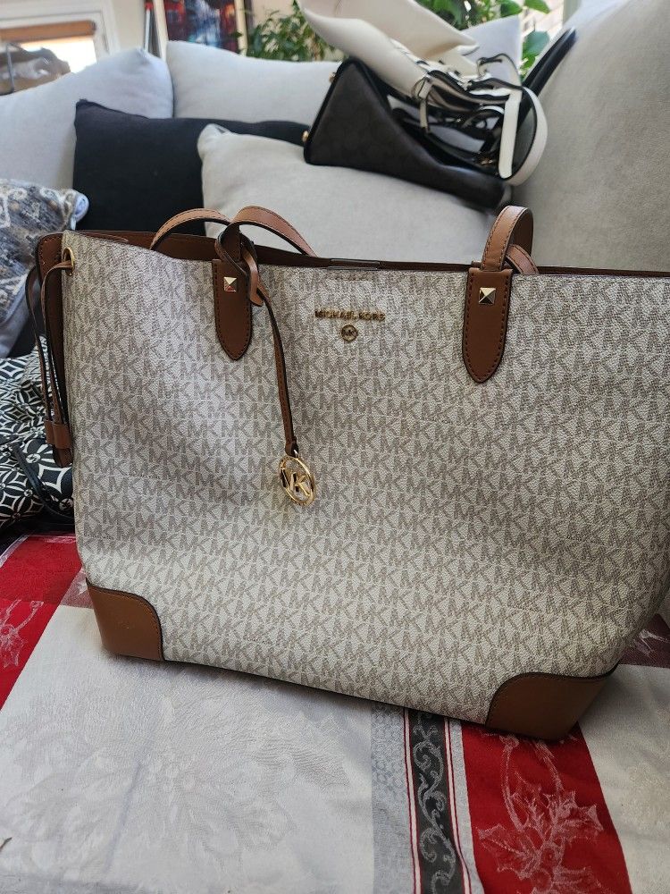Michael Kors
Eva Large Logo Tote Bag