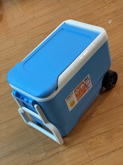 Igloo cooler 38qt - 53 can Wheels Ice Chest Cooler NEW
