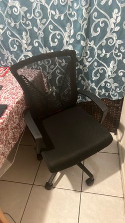 Black comfy mesh rolling chair