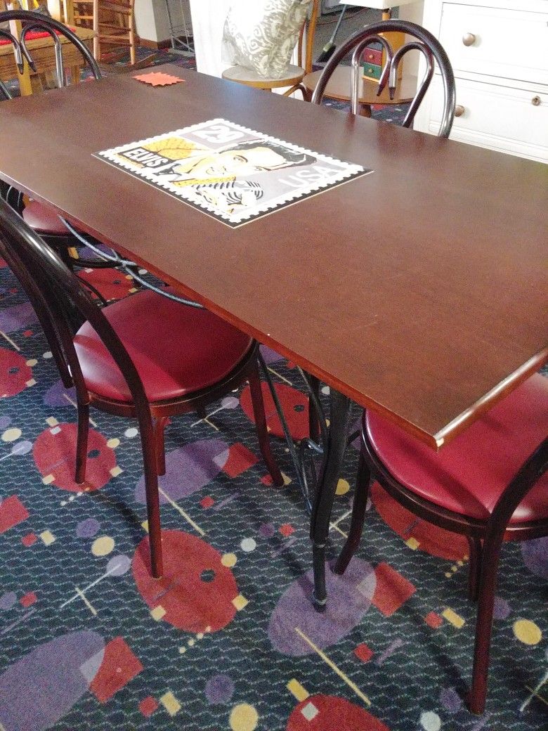 Nice kitchen Table And 4 Chairs