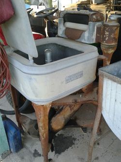 Maquina de lavar antigua y baños antiguos en buenas Condiciones $700 por maquina y baños
