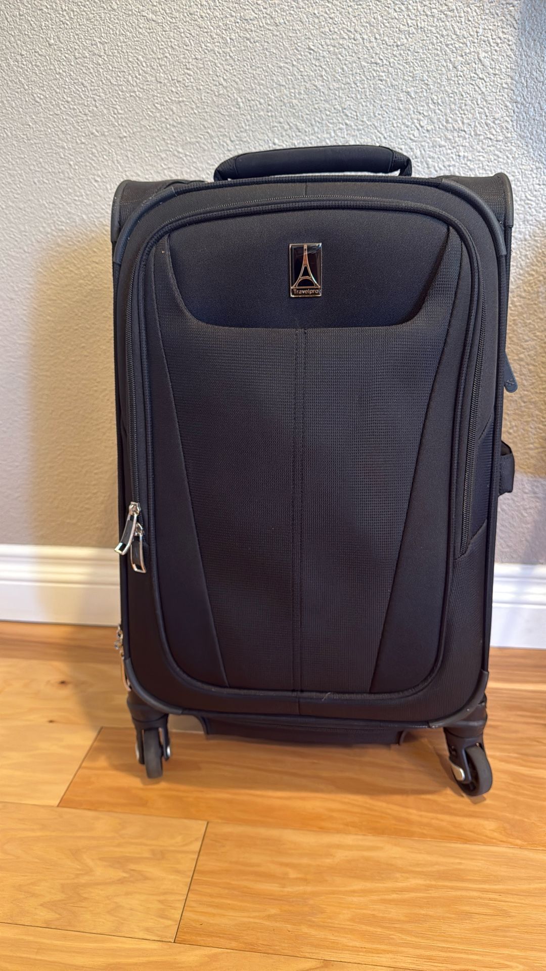 Travelpro Maxlite 5 Softside Expandable Carry on Luggage with 4 Spinner Wheels, Lightweight Suitcase, Men and Women, Black, Carry On 21-Inch
