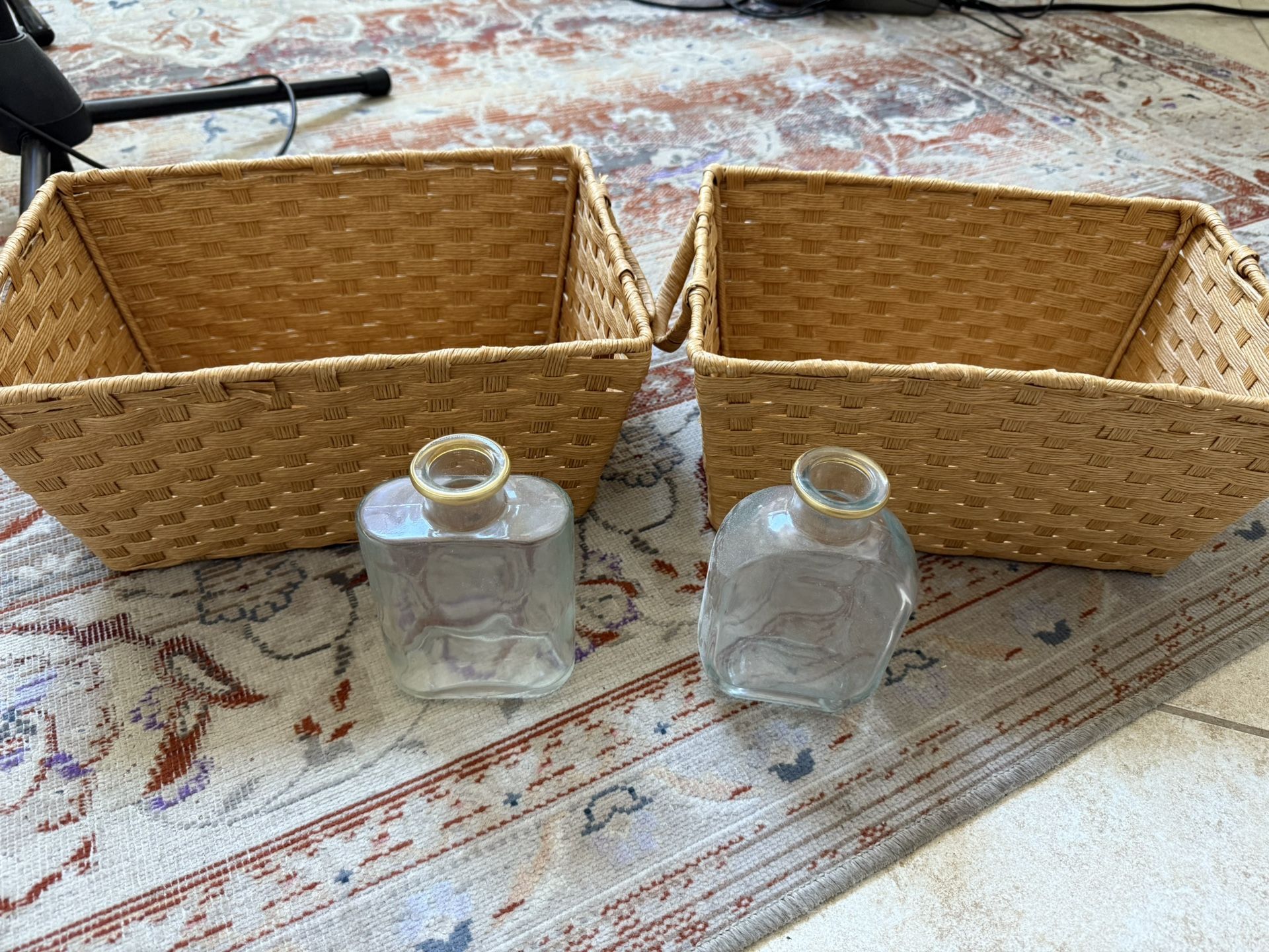 2 Baskets And 2 Flower Vases $5