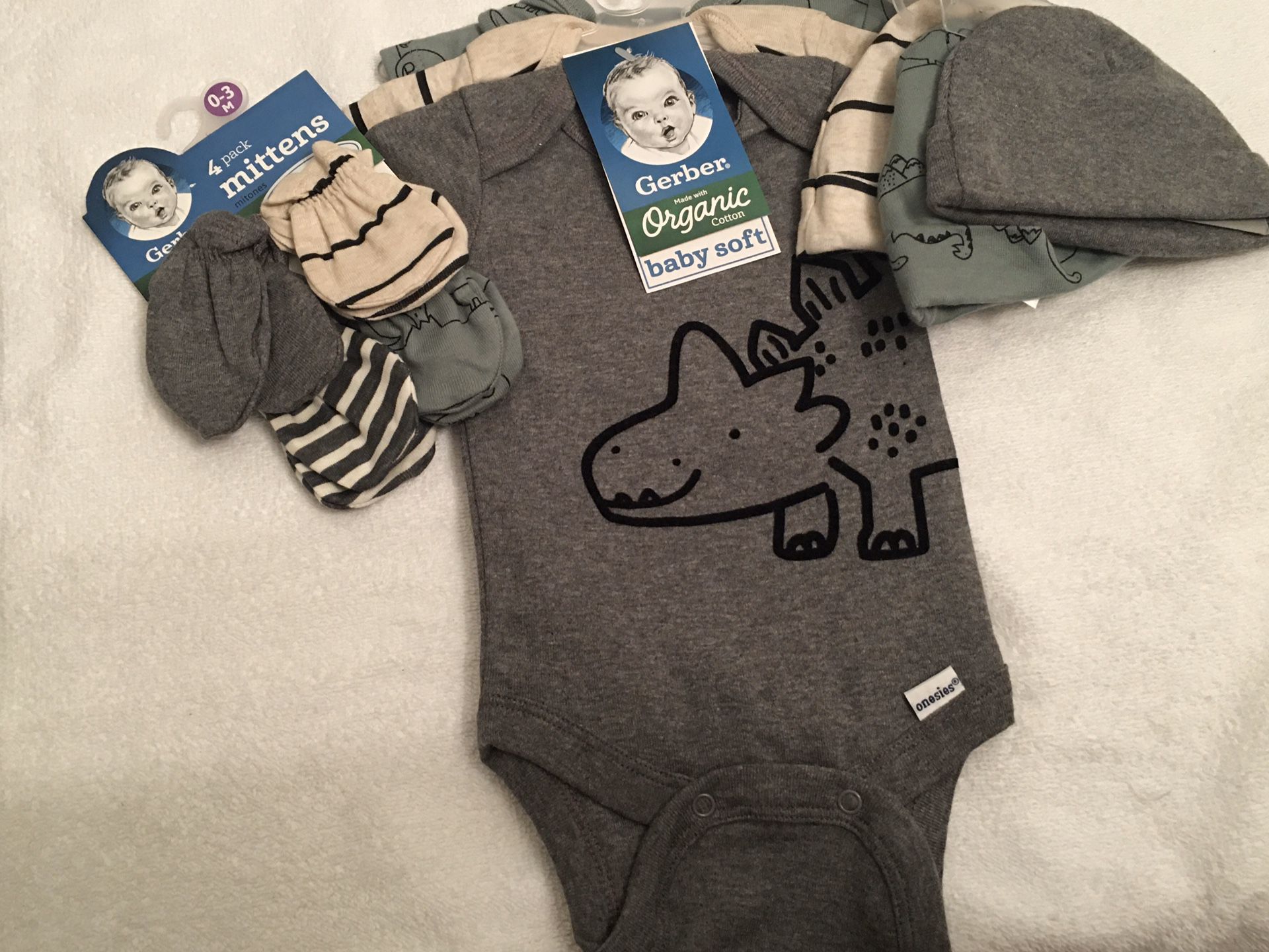 ❤️Adorable newborn onesies, hats and mittens ❤️