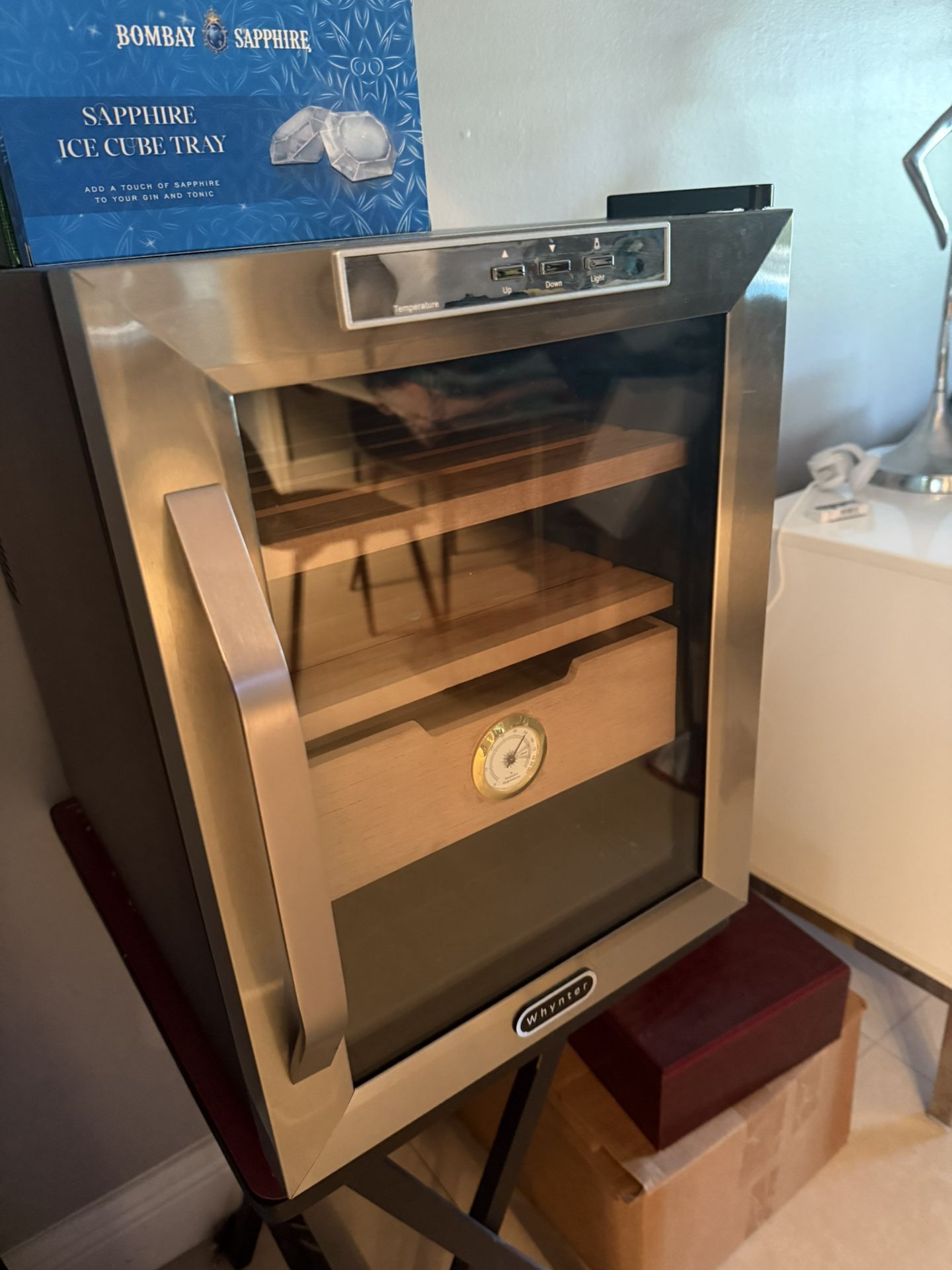 CIGAR HUMIDOR