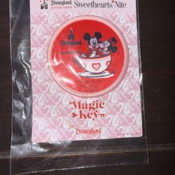 Exclusive Magic Key holder patch.                                     (2024 Sweethearts Nite edition)