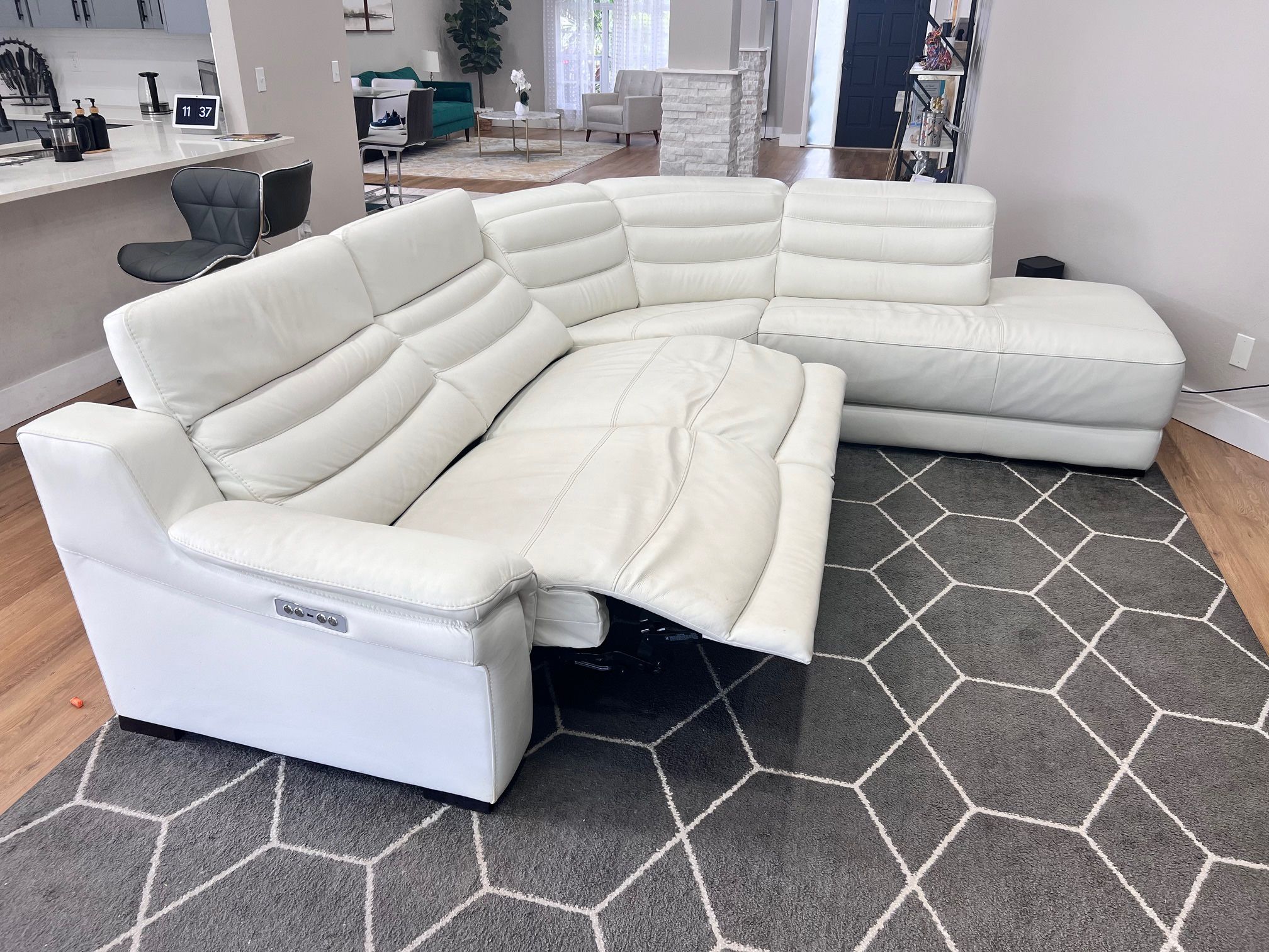 Sentinel white Leather Dual Power Right Bumper Sectional