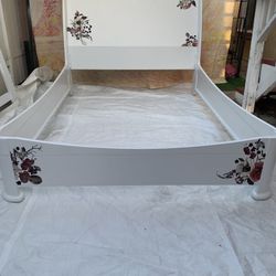 
Tango boho style beautiful Queen Size Bedroom set, this set style is unique pieces has been refurbished looks like new a lot of work and effort! 