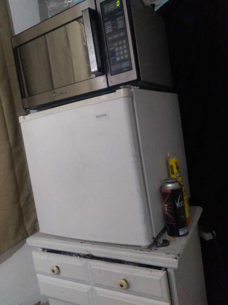 Fridge And Microwave 