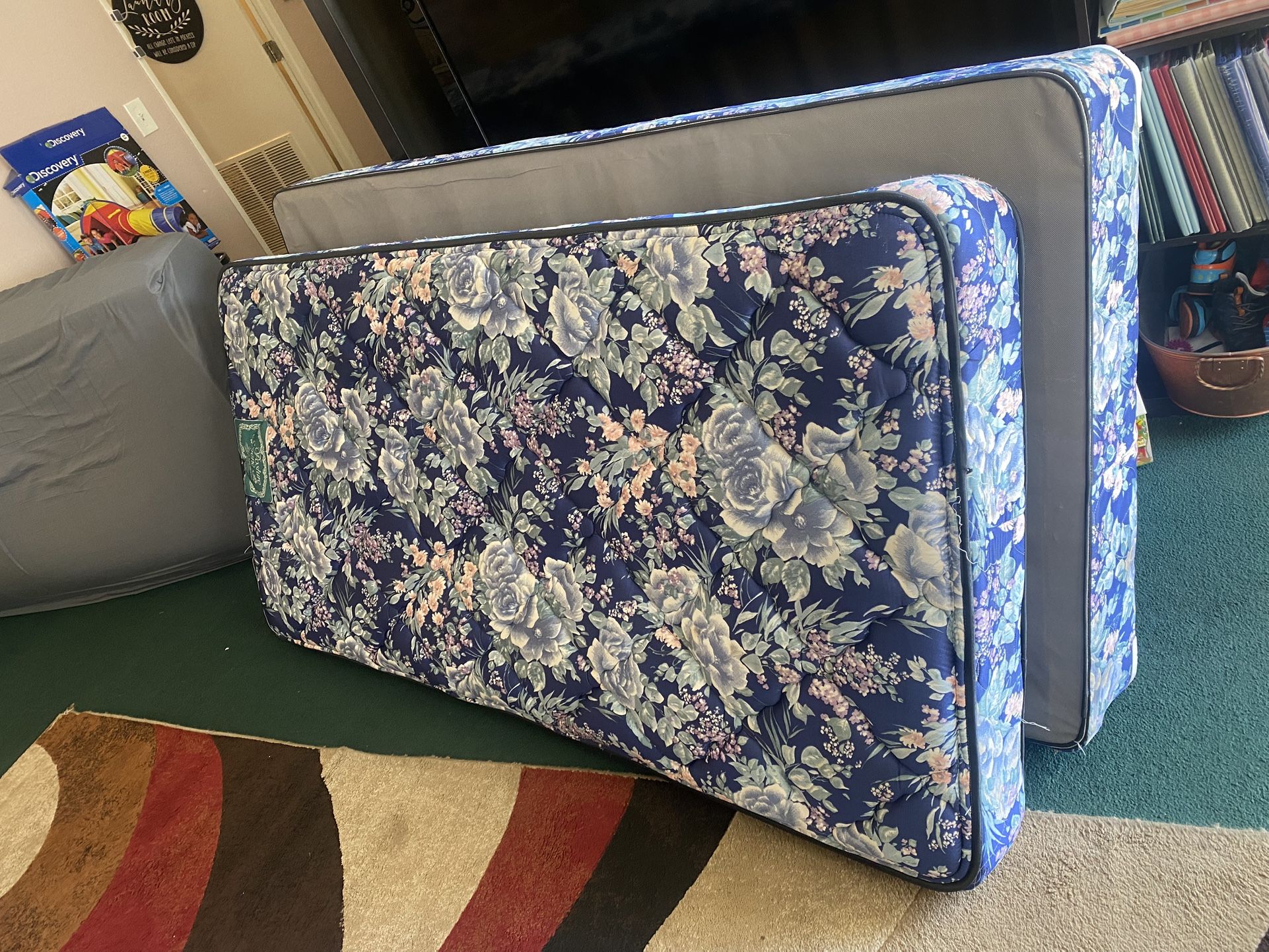 π©·π©·1- $$240-matching blue floral twin mattress and box. (Not new) - I stock up on these from purchasing them in Seattle and Tri Cities and bringi