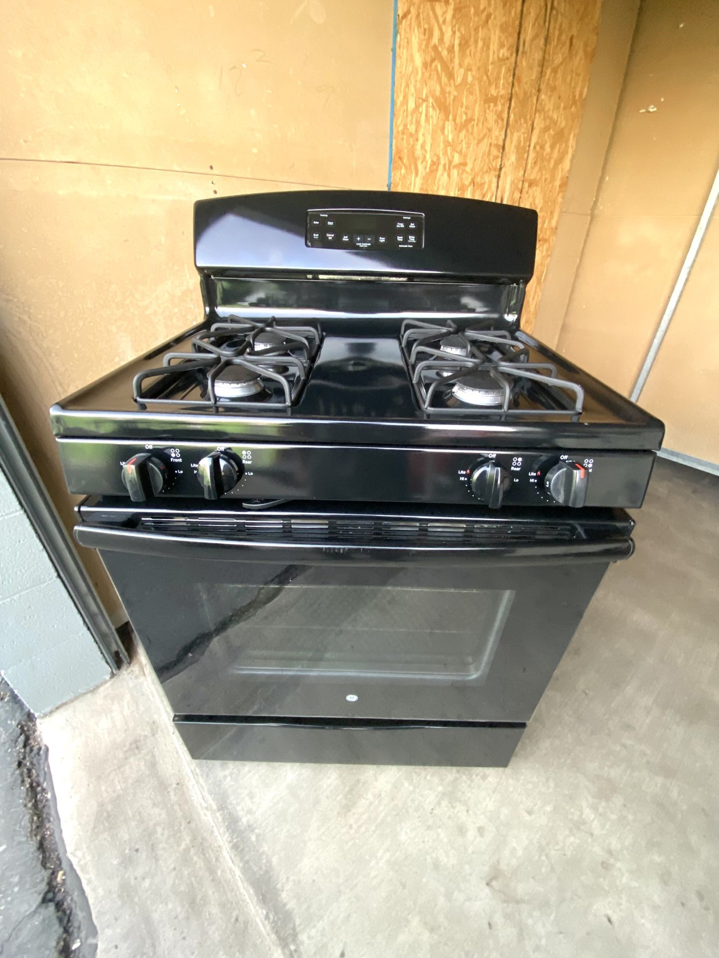 GE gas stove 4 burners black color 30”