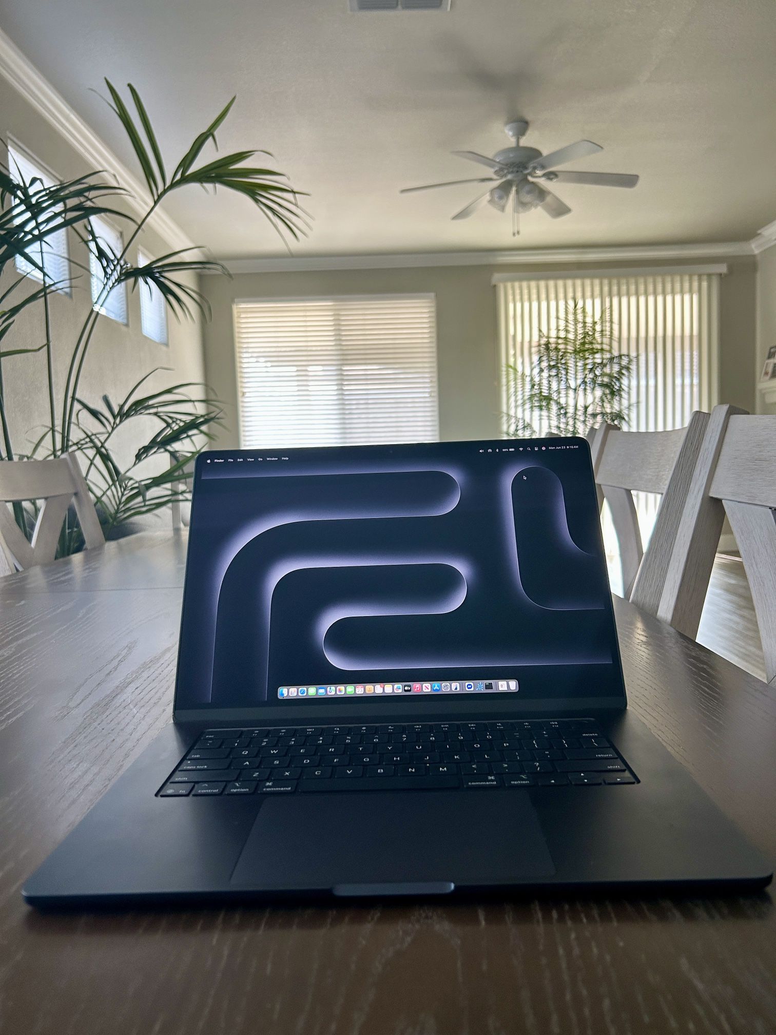 Apple MacBook Air 15-inch M2! 256GB, 8GB! Like New Perfect Condition!! Midnight Color 100% Battery Health !