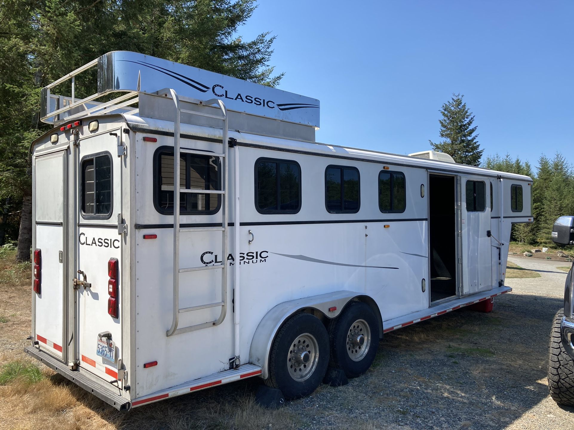 2002 Classic 4 Horse Slant Load Gooseneck 