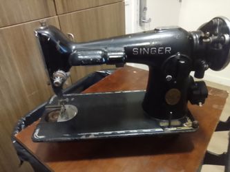 Singer sewing machine 1939 Black and silver.