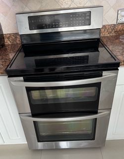 Working LG double oven range, matching microwave and dishwasher!