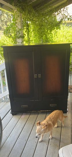 Cabinet. $5