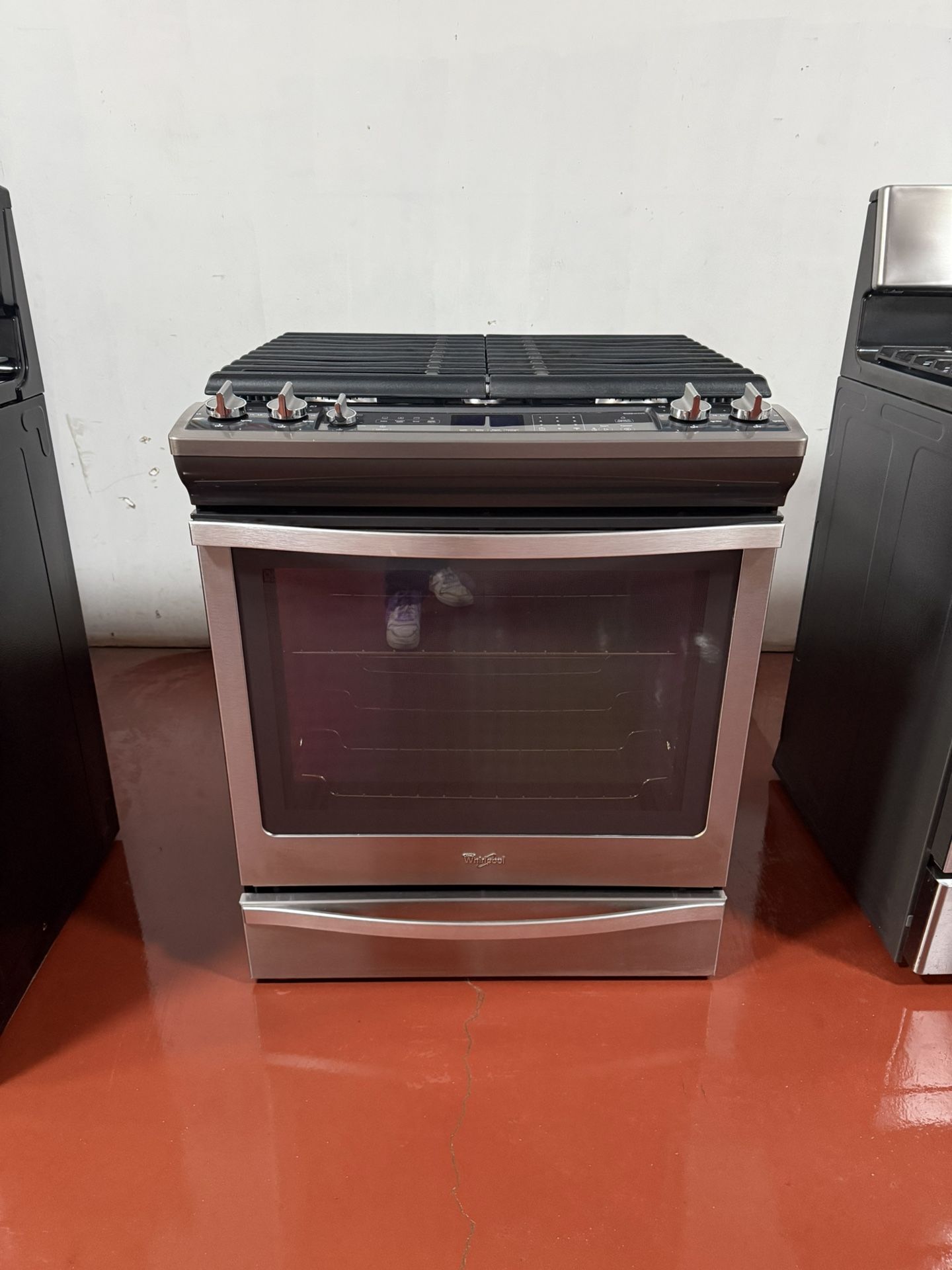 Whirlpool gas stove with 5 burners in perfect condition, working perfectly. Delivery and installation included, with a 3-month warranty.