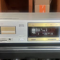 Pioneer P-D70 Rare CD PLAYER, good working condition and excellent cosmic condition.