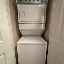 Whirlpool Stacked washer dryer Electric 220v