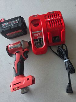 Milwaukee TALADRO DE INPACTO ,CARGADOR  Y BATERÍA