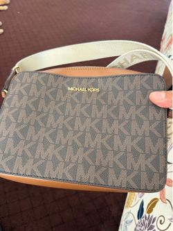 Excellent condition Michael kors purse for sale.
