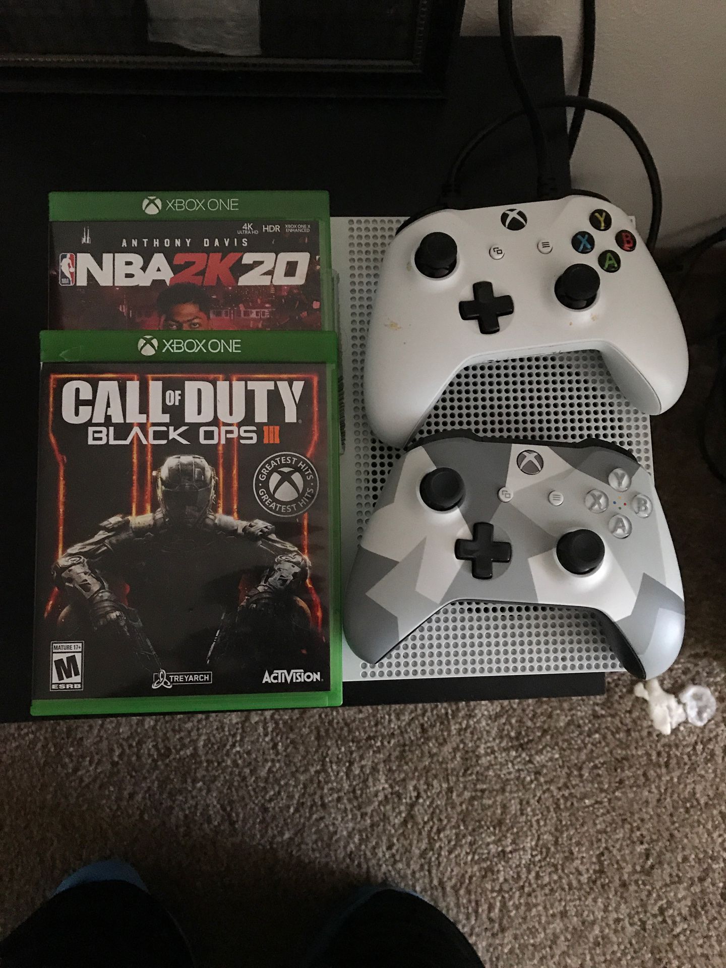 X box one 2 controllers 2 games