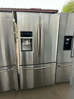 DELIVERY AVAILABLE! Sams ung Ref rig erator Frid ge Icem aker inside