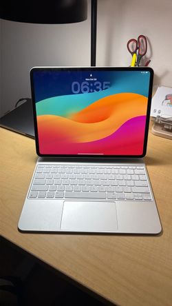 Apple Ipad pro 13in M4 with magic keyboard 256gb Wifi