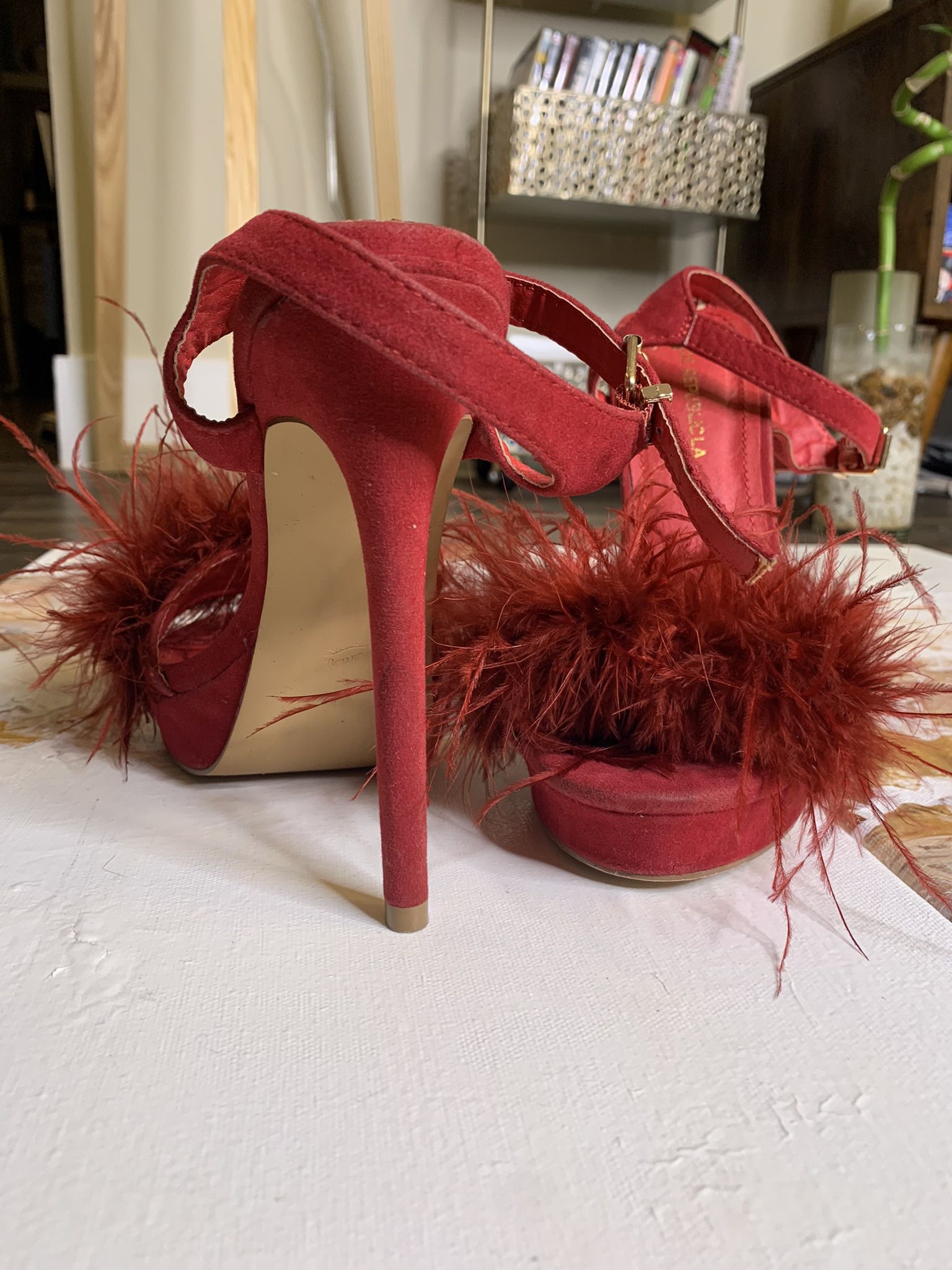 Fury Red Shoe Republica Feathered Wine Heels — Size 7 ! VALENTINES HOLIDAYS ❤️