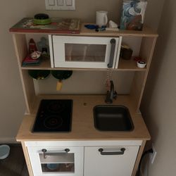 Kids Play Kitchen + Food / Dishes