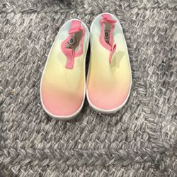 Cat&Jack Toddler Girl Water shoe 