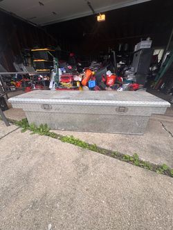 Truck tool box