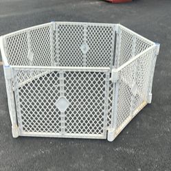 good condition, plastic dog fence 26”h good condition, plastic dog fence